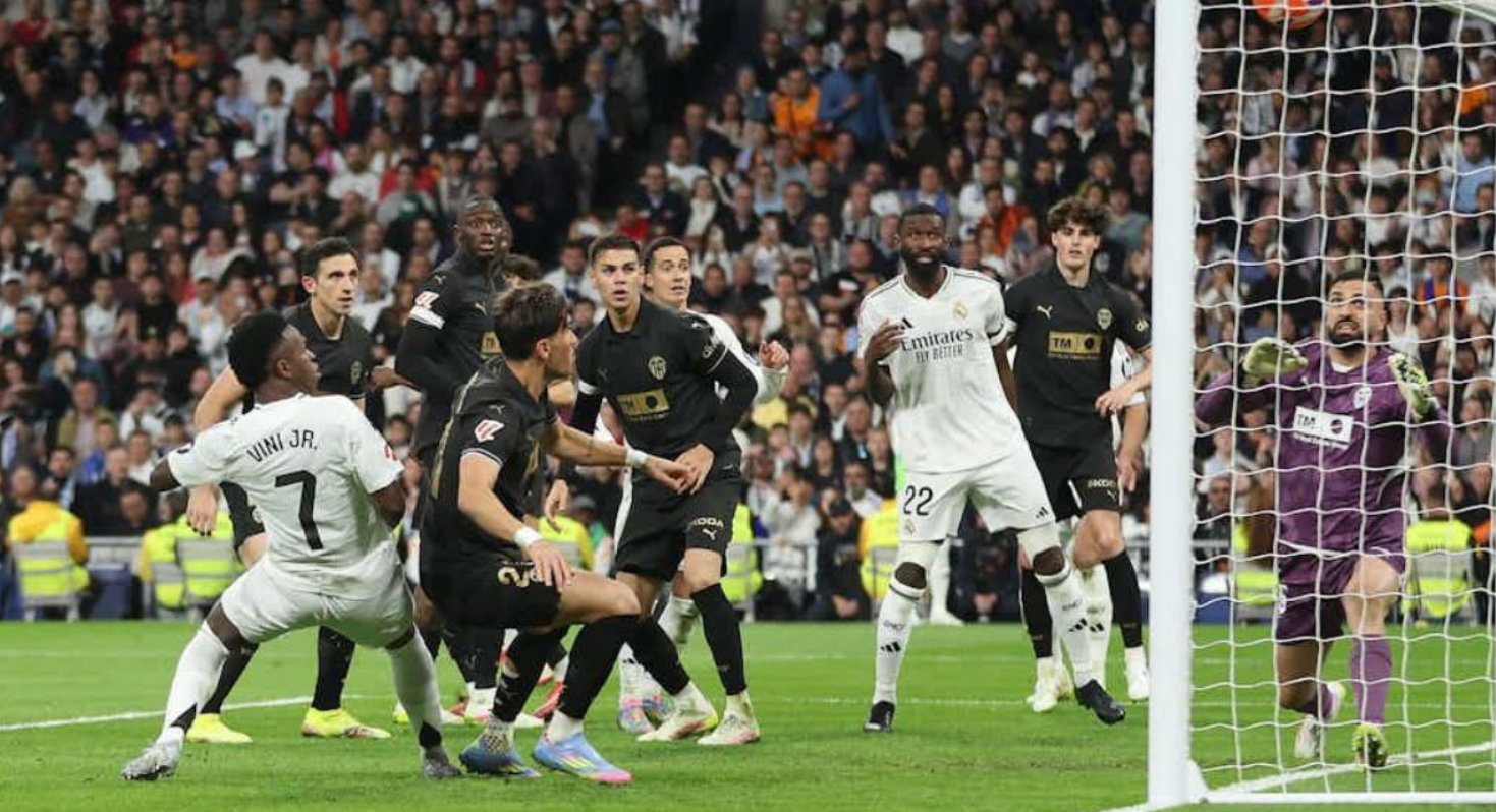 El Real Madrid perdió como local ante el Valencia 1-2 y se despide de la liga!