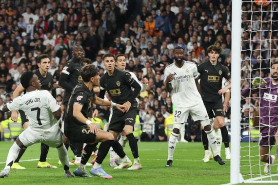 El Real Madrid perdió como local ante el Valencia 1-2 y se despide de la liga!