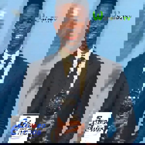 El Real Madrid, ganador en el TheBestFIFA Ancelotti y Vinicius reciben el trofeo como mejor entrenador y mejor jugador.