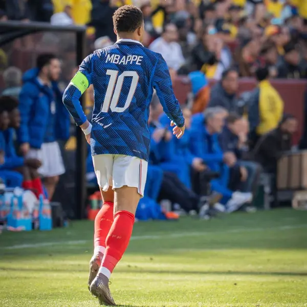 Kylian Mbappé sigue demostrando por qué es una de las grandes figuras del fútbol mundial, siendo pieza clave tanto en la Selección de Francia como en el Real Madrid.