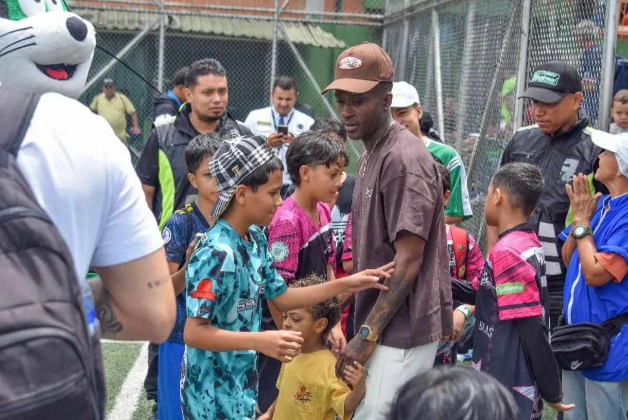 Marlos Moreno donó 1.200 becas a niños de la Copa Atlético Nacional.